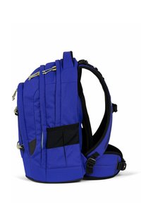 Blauer Rucksack mit gepolsterten Schultergurten, mehreren Fächern, elastischer Schnurdetails und Netz-Seitentaschen zur Aufbewahrung von Zubehör und Ausrüstung.
