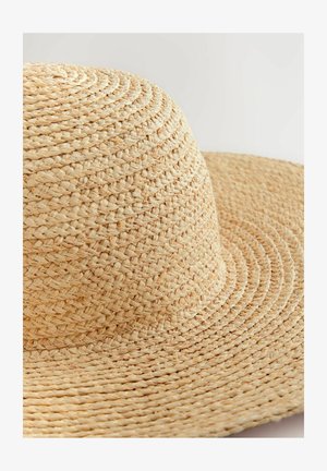 Szeroki kapelusz słomkowy z naturalną plecioną fakturą i jasnobeżowym kolorem, z drobno plecionym detalem ze słomy i okrągłym koroną.