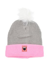 Gorro de punto gris con un puño acanalado rosa, con un pompón blanco en la parte superior y una etiqueta marrón con un gráfico de silueta negra.