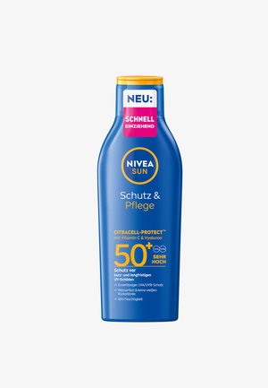 NIVEA Sun Sonnenschutzmittel in blauer Kunststoffflasche, geschwungene Form, gelbe Kappe, mit weißen und rosa Etiketten, die Produktdetails und Lichtschutzfaktor 50+ anzeigen.