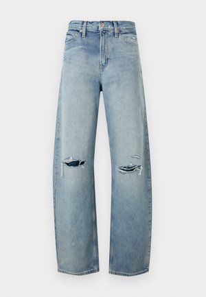 Jean droit en denim bleu clair avec des déchirures usées sur les deux genoux, poches avant, passants de ceinture et fermeture par bouton.