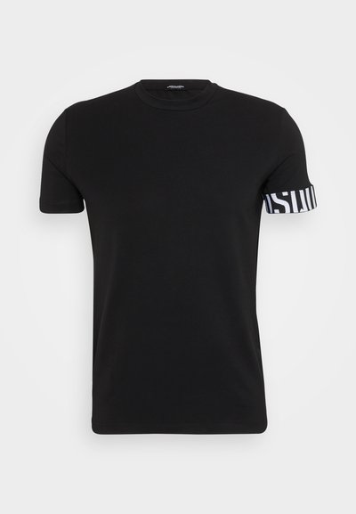 Schwarzes kurzärmeliges T-Shirt aus Baumwolle. Mit Rundhalsausschnitt und einem weißen gestreiften Akzent am Ärmel mit Text. Geschmeidige Textur.