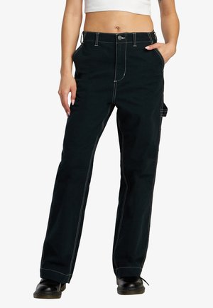 Pantaloni cargo neri realizzati in un tessuto resistente, con cuciture bianche in contrasto, una vestibilità comoda, tasche laterali e un design dritto.