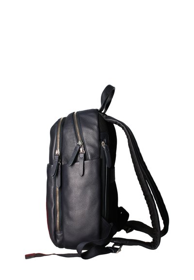 Zaino in pelle nera con due scomparti con zip, finitura testurizzata, spallacci regolabili e una maniglia superiore per il trasporto.