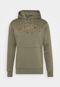 Bluza z kapturem w kolorze oliwkowej zieleni, wykonana z miękkiej tkaniny, z przednią kieszenią, regulowanym kapturem ze ściągaczem oraz dużym logo "JACK&JONES" w żółtym i niebieskim kolorze.