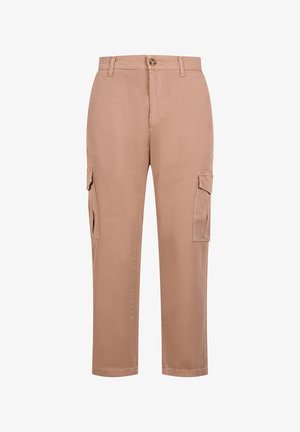 Beżowe męskie spodnie bojówki z kieszeniami na klapki po bokach, z przodu na guziki, z szlufkami na pasek i prostymi nogawkami na białym tle.