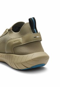 Beiger Sportschuh mit strukturiertem Mesh-Obermaterial, verstärkter Ferse und blauen Akzenten. Verfügt über eine Gummisohle mit markanten Profilmustern.