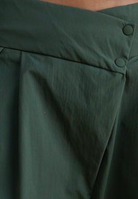 Nike Sportswear TROUSER  - Tygbyxor - vintage green/light army