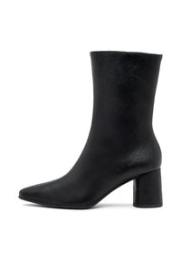 Botín negro de cuero texturizado hasta la mitad de la pantorrilla, con puntera afilada y tacón cuadrado grueso.