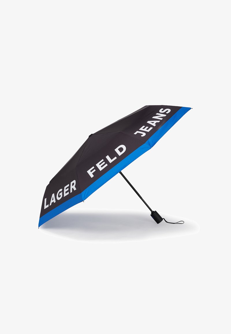 Guarda-chuva preto com um detalhe azul, apresentando um texto branco em negrito que diz "LAGER FELD JEANS" na cúpula. Cabo preto robusto.
