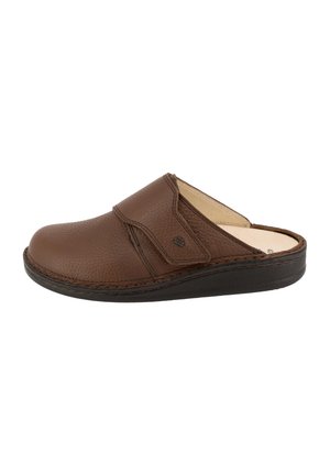 Bruine leren slip-on mule met gesloten teen, verstelbare zijkap, gevoerde zool en gestructureerde afwerking.