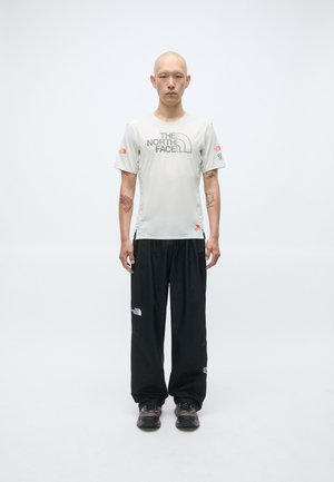 HIGH TRAIL GRAPHIC - T-shirt de sport - calacatta
