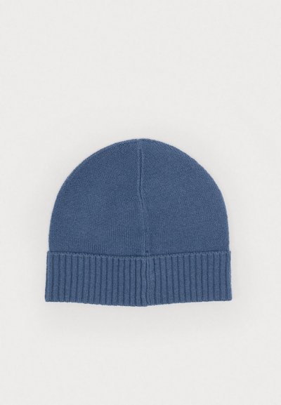 Bonnet en tricot de couleur bleu foncé, avec un dessus lisse et un revers côtelé replié. Fabriqué en tissu doux et texturé, adapté pour l'hiver.