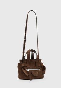Borsa in suede marrone con doppi manici, tracolla regolabile e tasca frontale con zip. Presenta una finitura texturizzata e un design minimalista.