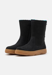 Czarne zamszowe botki za kostkę z miękkim niebieskim wnętrzem, bocznym zamkiem błyskawicznym i beżową gumową podeszwą. Gładka faktura z zaokrąglonym noskiem.