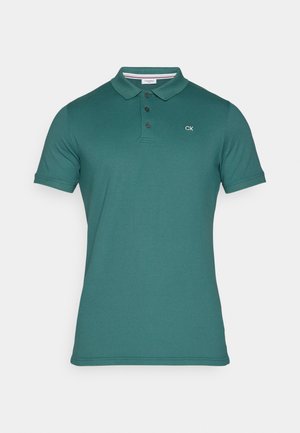 Πράσινο πόλο μπλουζάκι φτιαγμένο από μείγμα βαμβακιού, με κλασικό γιακά, πατιλέτα με τρία κουμπιά και υποτονικό λογότυπο CK στην επάνω αριστερή πλευρά του στήθους.