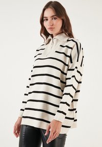 LELA Pulover - light stone/black
