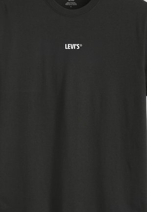 Musta pyöreäkauluksinen T-paita, jossa on pieni valkoinen "LEVI'S"-logo rinnan keskellä.