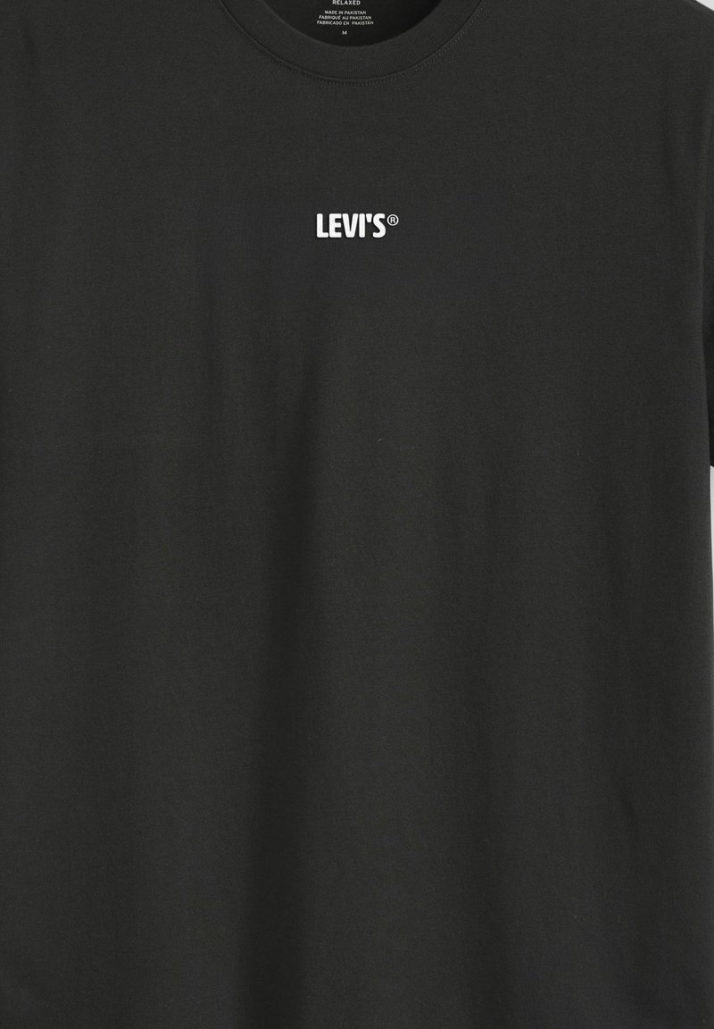 T-shirt noir à col rond avec petit logo blanc « LEVI'S » centré sur la poitrine.