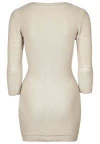 Abito a tubino in maglia beige chiaro con scollo rotondo e maniche a tre quarti, caratterizzato da strisce orizzontali testurizzate sulle maniche.