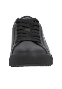 Baskets noires avec une tige en cuir lisse, présentant une semelle en caoutchouc texturé, des lacets noirs et un branding minimaliste sur le côté.