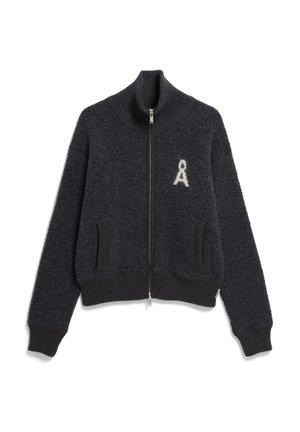 Dunkelgrauer strukturierter Reißverschluss-Pullover mit hohem Kragen, gerippten Bündchen und Saum, der ein kleines weißes "A"-Logo auf der Brust sowie Seitentaschen aufweist.