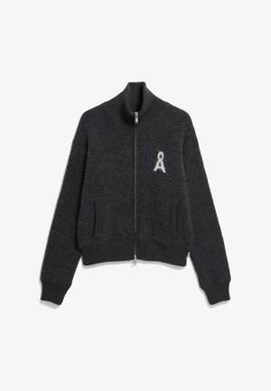 Dunkelgrauer strukturierter Reißverschluss-Pullover mit hohem Kragen, gerippten Bündchen und Saum, der ein kleines weißes "A"-Logo auf der Brust sowie Seitentaschen aufweist.