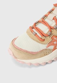 Beige und Creme Sneaker mit strukturiertem Mesh und Wildleder, orangefarbenen Schnürsenkeln, pinken Akzenten und einer gemusterten Außensohle.