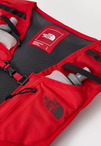 The North Face SUNRISER RUN VEST UNISEX - Mochila de hidratación - red/black