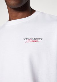 Under Armour Potiskana majica - white/racer red