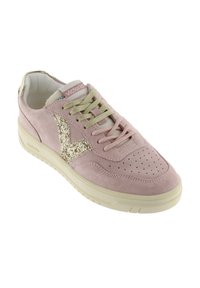Roze suède sneaker met een beige zool, groene veters, geperforeerde neus en glinsterend gouden "V"-logo aan de zijkant.