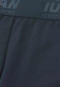 Mörk marinblå herrshorts med en loggad elastisk midja och en mjuk, stretchig textur för komfort och flexibilitet.