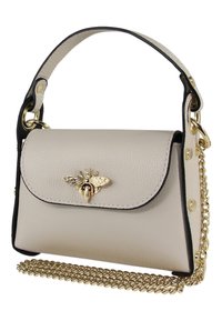 Beige leren handtas met een gouden bijaccent, met een ronde vorm, zwarte afwerking, handvat aan de bovenkant en een afneembare gouden schouderband.
