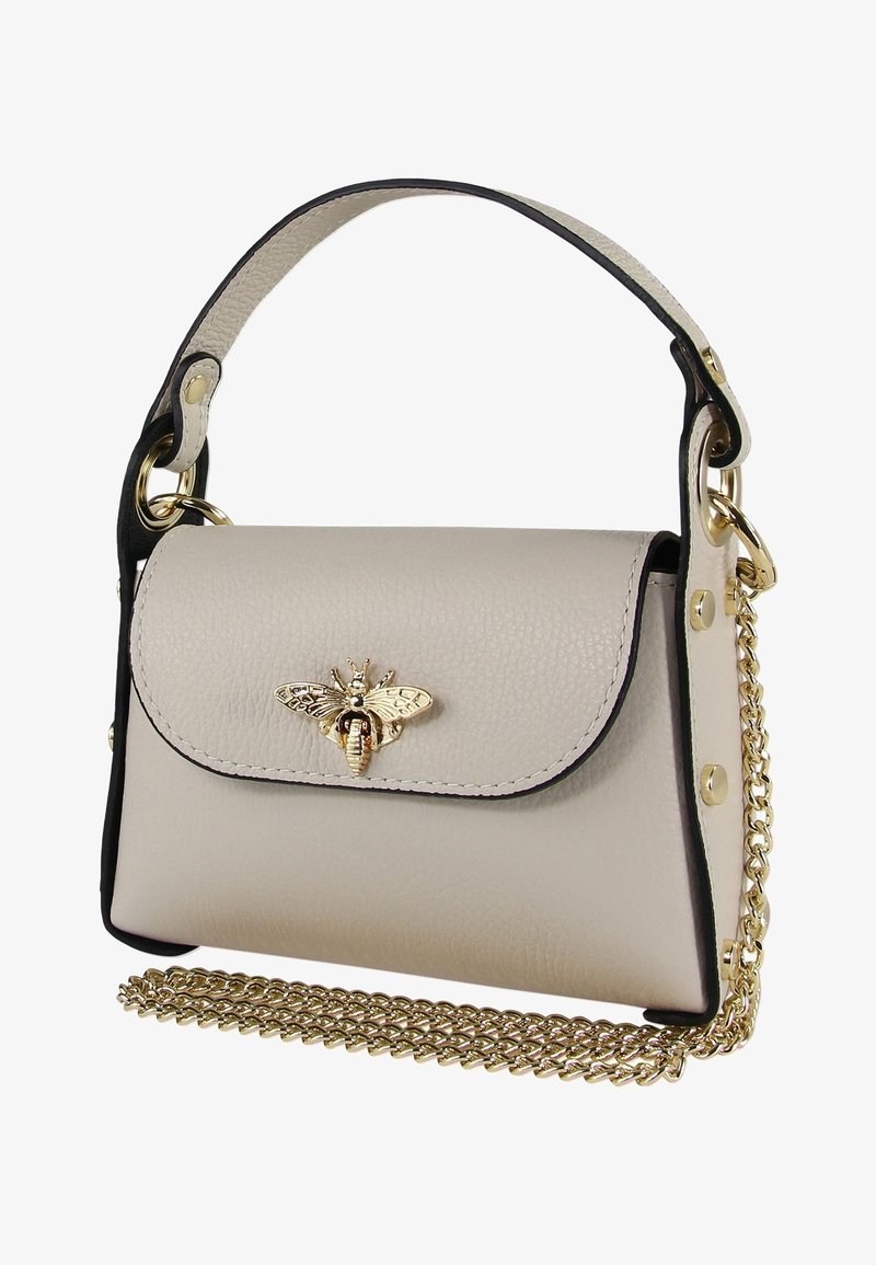 Beige leren handtas met een gouden bijaccent, met een ronde vorm, zwarte afwerking, handvat aan de bovenkant en een afneembare gouden schouderband.