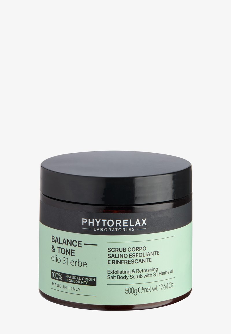 Phytorelax Balance & Tone salt body scrub med olie fra 31 urter, 500 g, lavet i Italien, i en mørk krukke med en lysegrøn label.