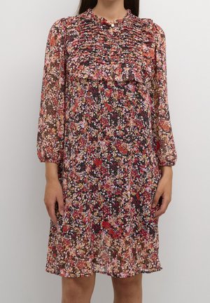 Abito floreale con scollo rotondo, texture plissettata e maniche a tre quarti. Presenta una base nera con fiori rosa, arancioni e gialli.