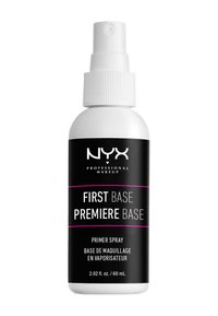 Bouteille pulvérisatrice blanche avec une étiquette noire, ornée d'accents roses. Le texte indique "NYX Professional Makeup First Base Primer Spray" dans une police claire.