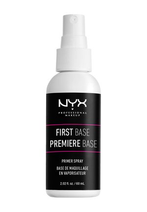 Flacone spray bianco con etichetta nera, caratterizzato da dettagli rosa. Il testo recita "NYX Professional Makeup First Base Primer Spray" in un carattere chiaro.