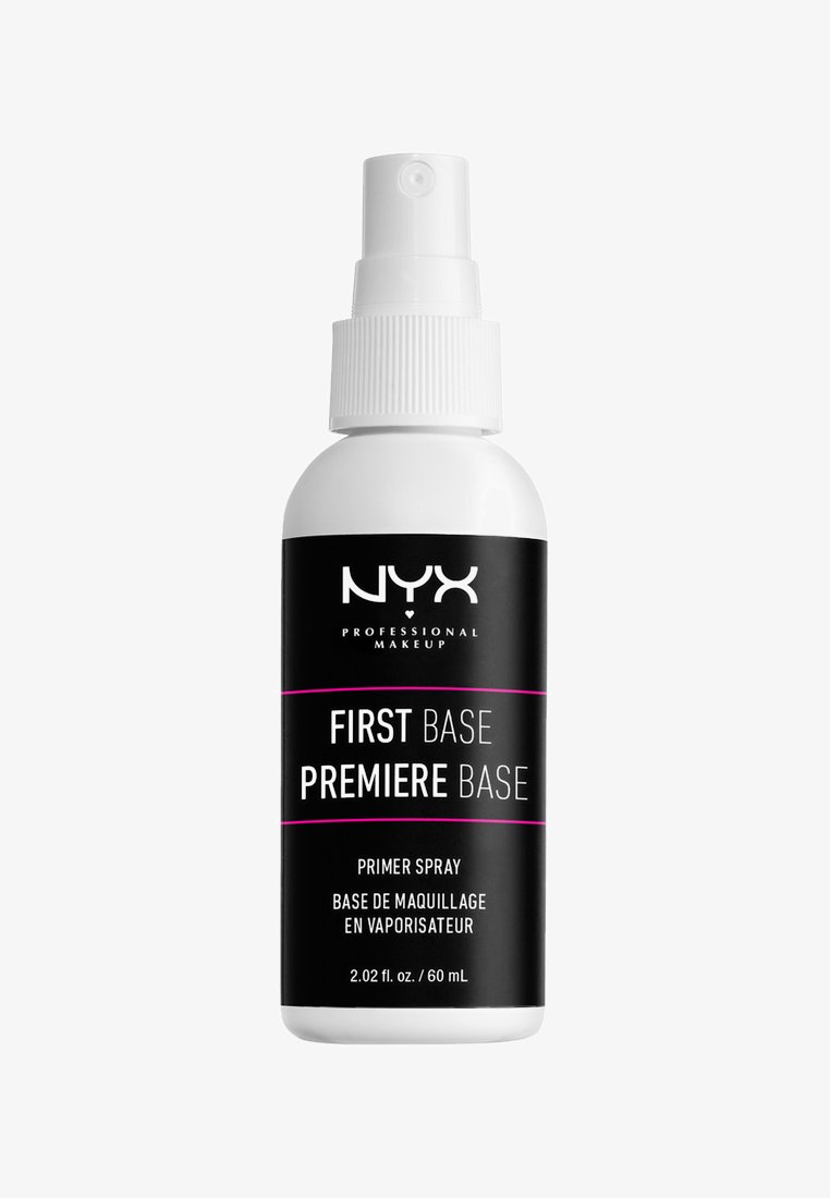 Bouteille pulvérisatrice blanche avec une étiquette noire, ornée d'accents roses. Le texte indique "NYX Professional Makeup First Base Primer Spray" dans une police claire.