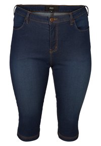 Pantalones capri de mezclilla azul oscuro con un diseño ajustado, estilo de cinco bolsillos y costuras en contraste. Presenta un cierre de cremallera y botón metálico.
