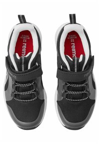 Czarno-białe buty sportowe z siateczkową cholewką, z zapięciem na rzep, zaokrąglonym noskiem oraz odblaskowymi akcentami na sznurowadłach i pięcie. Rozmiar 32.