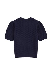 Tumedat sinise värviga lühikeste varrukatega kudum, millel on tekstuuriga rombimuster, soonikust kaelus ja puhvvarrukad. Otse alläär, sagedane lõige.