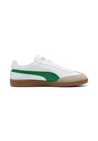 Weiße Sneaker mit grünen Akzenten und einer braunen Gummisohle. Merkmale sind ein Obermaterial aus glattem Leder, eine Schnürung und eine Veloursleder-Zehenkappe.