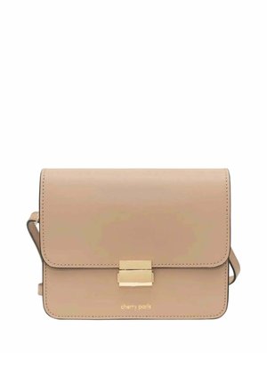 Sac bandoulière rectangulaire beige avec fermoir doré et fine sangle, texture lisse, et logo "cherry paris" sur le bas devant au centre.