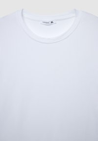 Biała bawełniana koszulka z okrągłym dekoltem. Metka pokazuje "TERRANOVA" oraz rozmiar "XL". Gładka tekstura i prosty design.