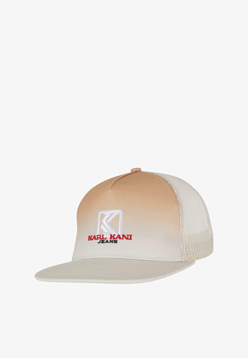 Beidzīgs beīžs un krēmas gradienta snapback cepure ar sietiņu aizmugurē. Iezīmēts ar izšūtu "KARL KANI" logotipu sarkanā un baltā krāsā priekšpusē.