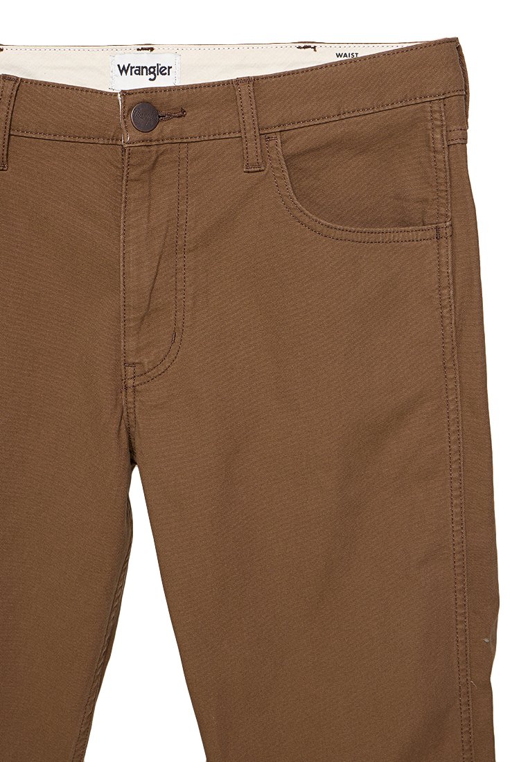 Brązowe spodnie Wrangler wykonane z trwałej bawełny. Cechy to zapięcie na guzik, pięć kieszeni i prosty krój nogawek. Gładka tekstura.
