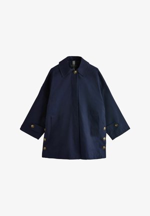 Manteau imperméable bleu marine avec un col haut, des boutons dorés, des poches latérales et une coupe ample. Texture lisse avec un design simple.