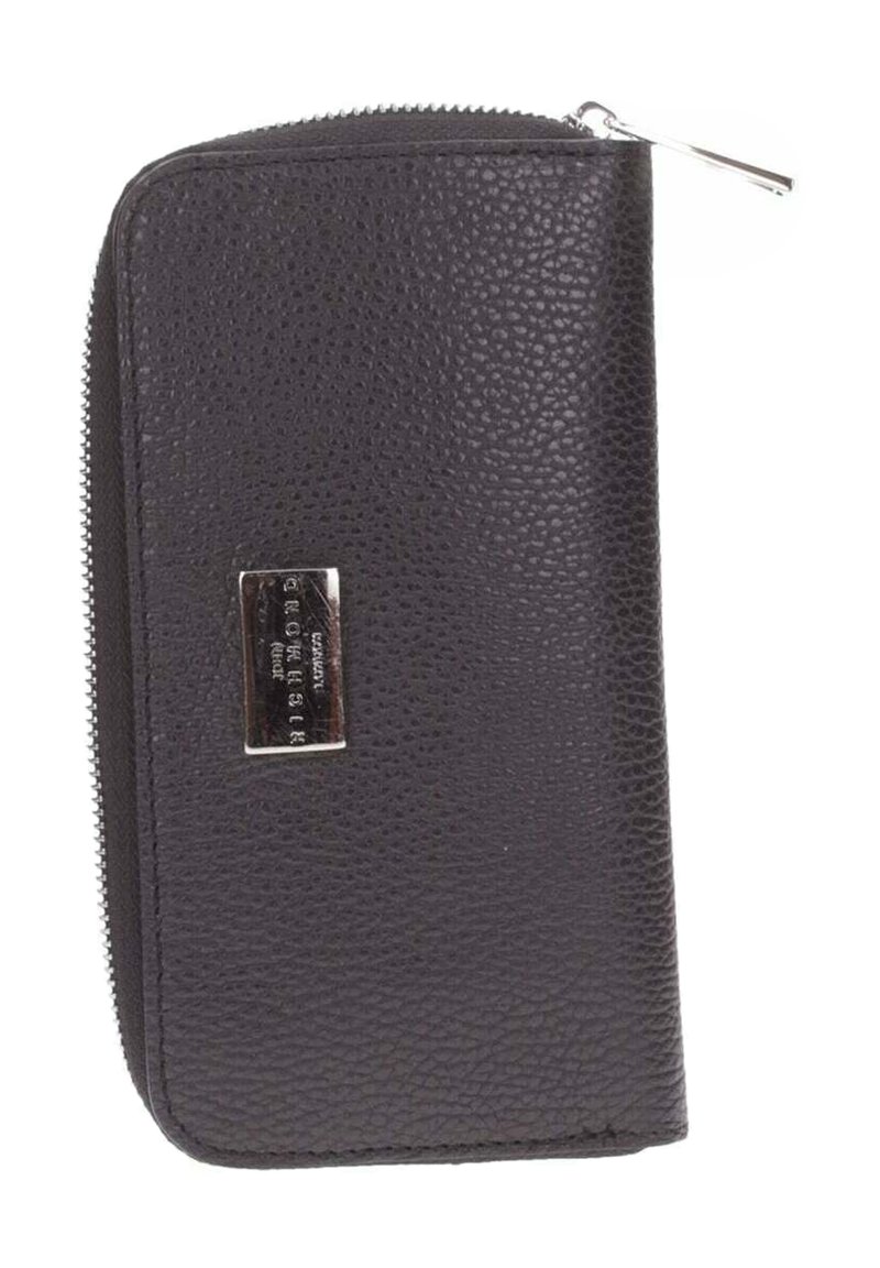 Portafoglio in pelle nera con finitura testurizzata, chiusura con zip e un'etichetta in metallo argentato sul davanti che riporta le informazioni del marchio.