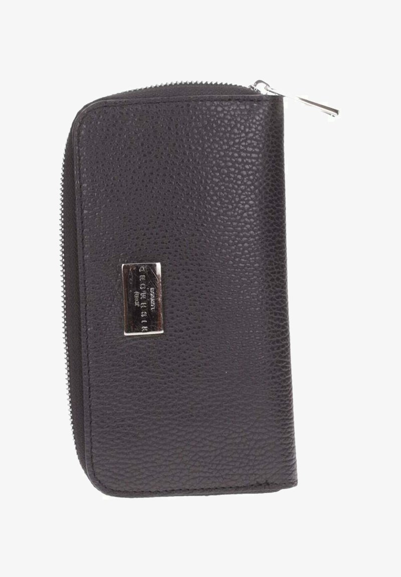 Portafoglio in pelle nera con finitura testurizzata, chiusura con zip e un'etichetta in metallo argentato sul davanti che riporta le informazioni del marchio.